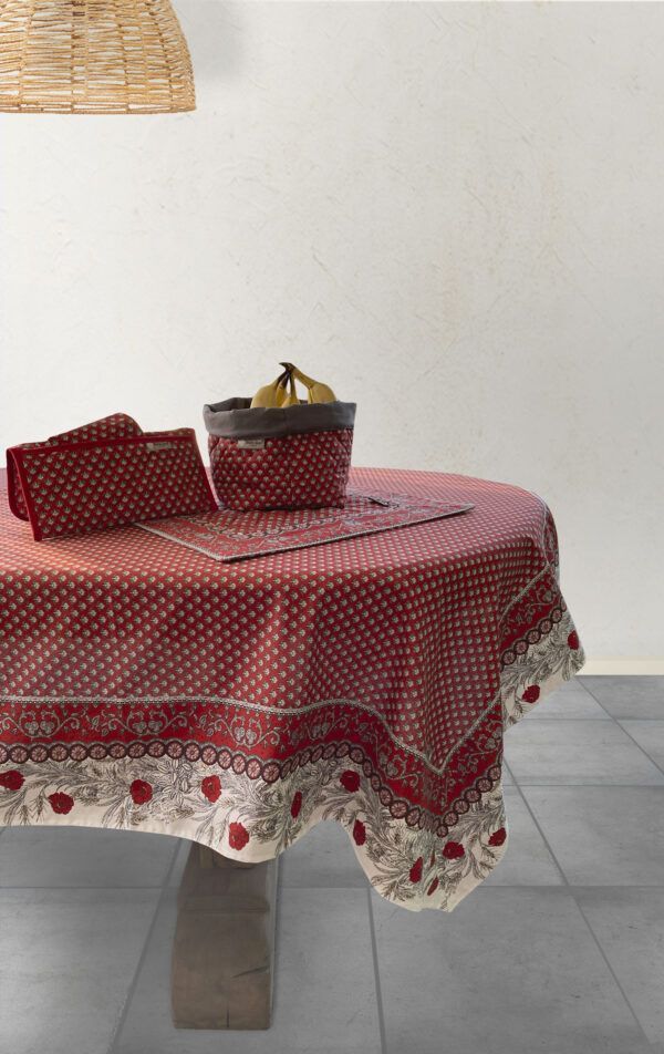 montmirail-rouge- nappe